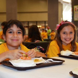 Summer_kids_eat_lunch_-_Flickr_-_USDAgov